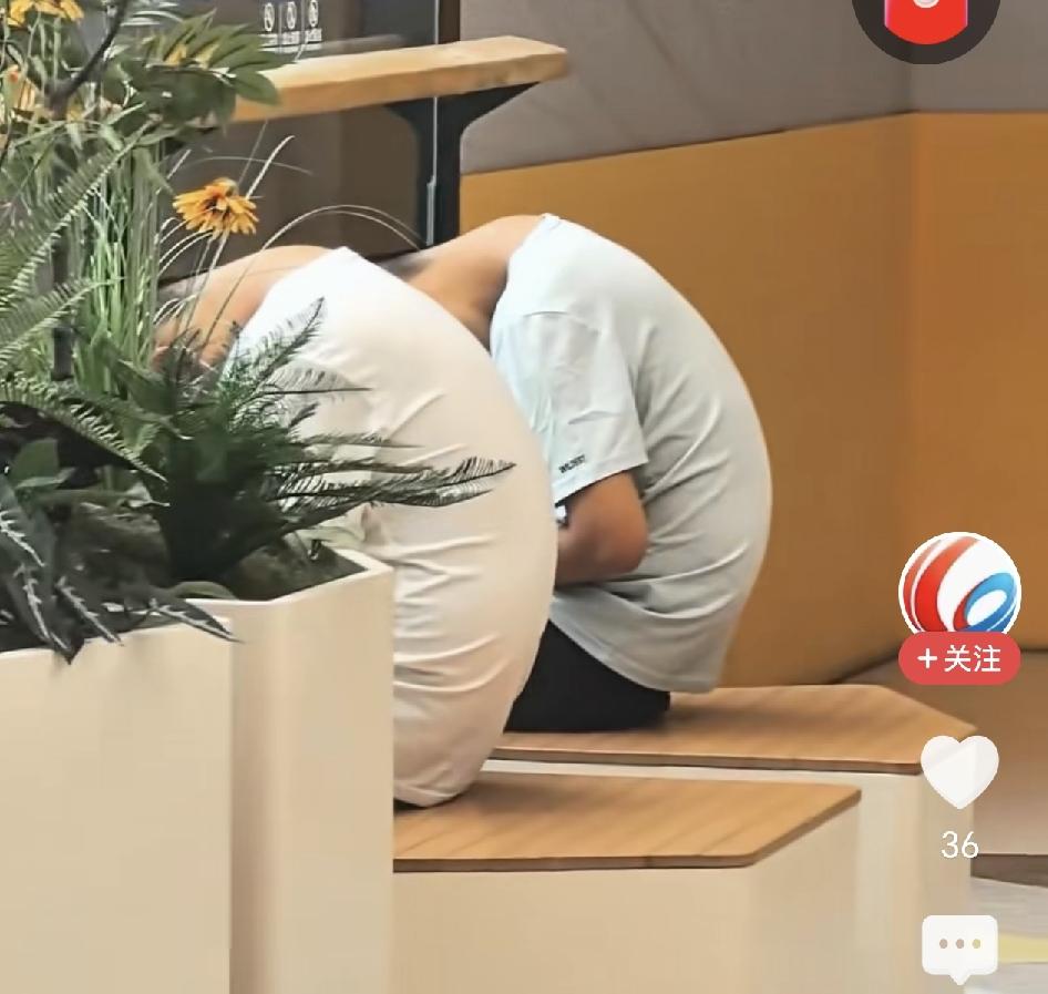 看看现在的孩子，低头玩手机，整个人都是弯腰驼背了，还不自知。
