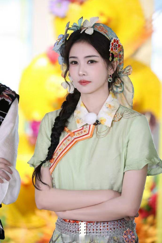 白鹿一直在回应粉丝白鹿和粉丝比心奔跑吧白鹿掀帘子出场美一大跳 有人夸她真诚温柔、