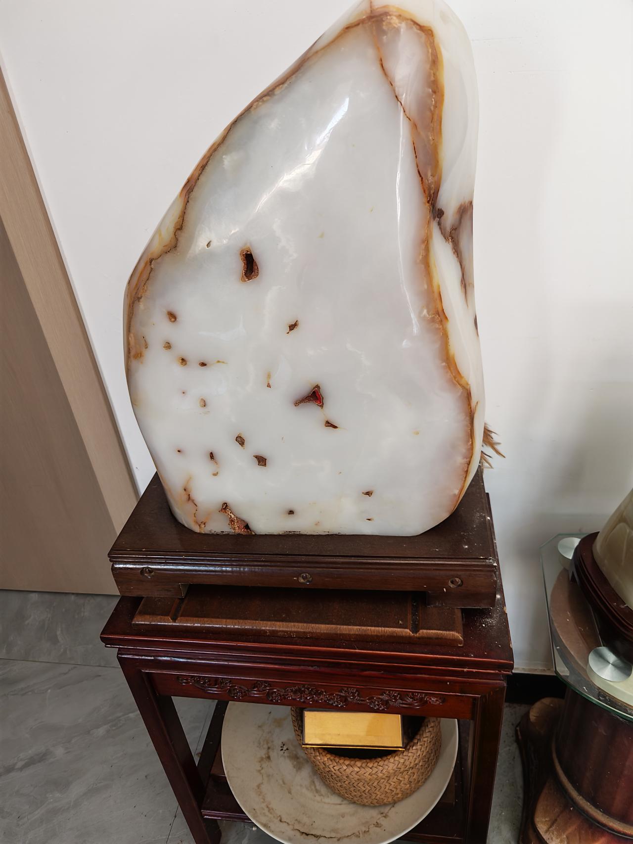 羊脂白玉和和田白玉,哪个更好? 别被名字里的“羊脂”滤镜给套住了，根本不存在谁绝