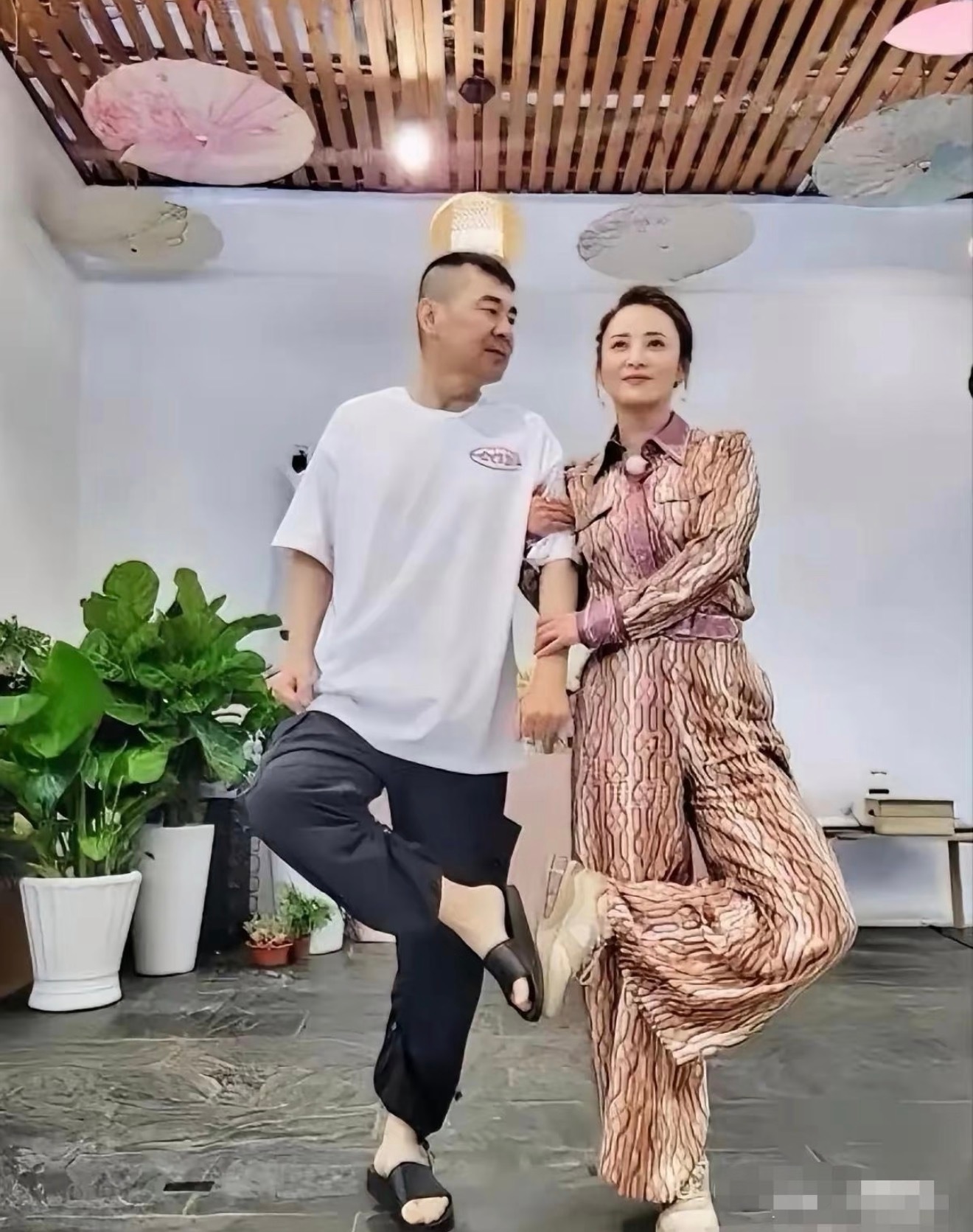 没想到陈建斌50多岁了，还是个猛男！居然能把蒋勤勤架在脖子上，比很多小伙子还猛 