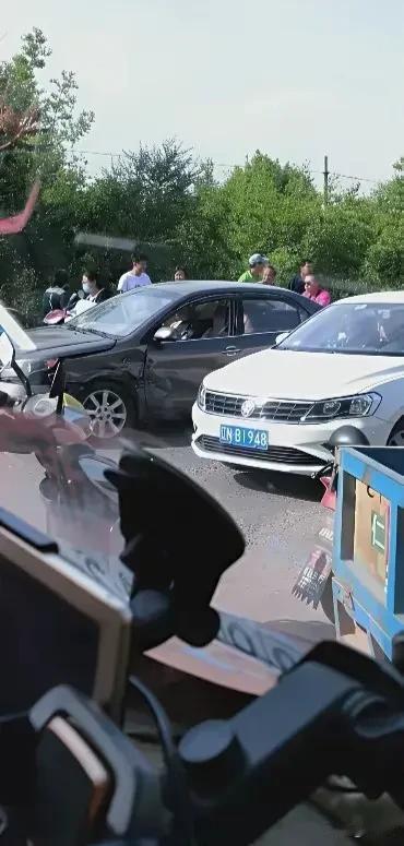 绿灯还剩15秒不走，司机一家人被多人爆打合理吗？说不定这司机是新手，觉得15秒太