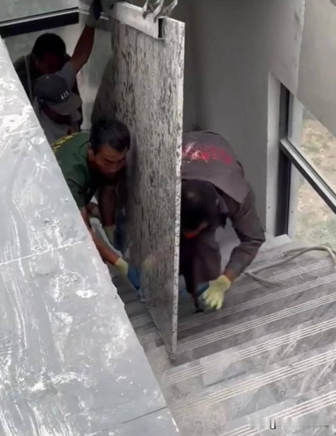 “小小善举却能温暖人心！”江苏徐州，装卸工人们弓着腰，跪爬在地上，几人合力将几块