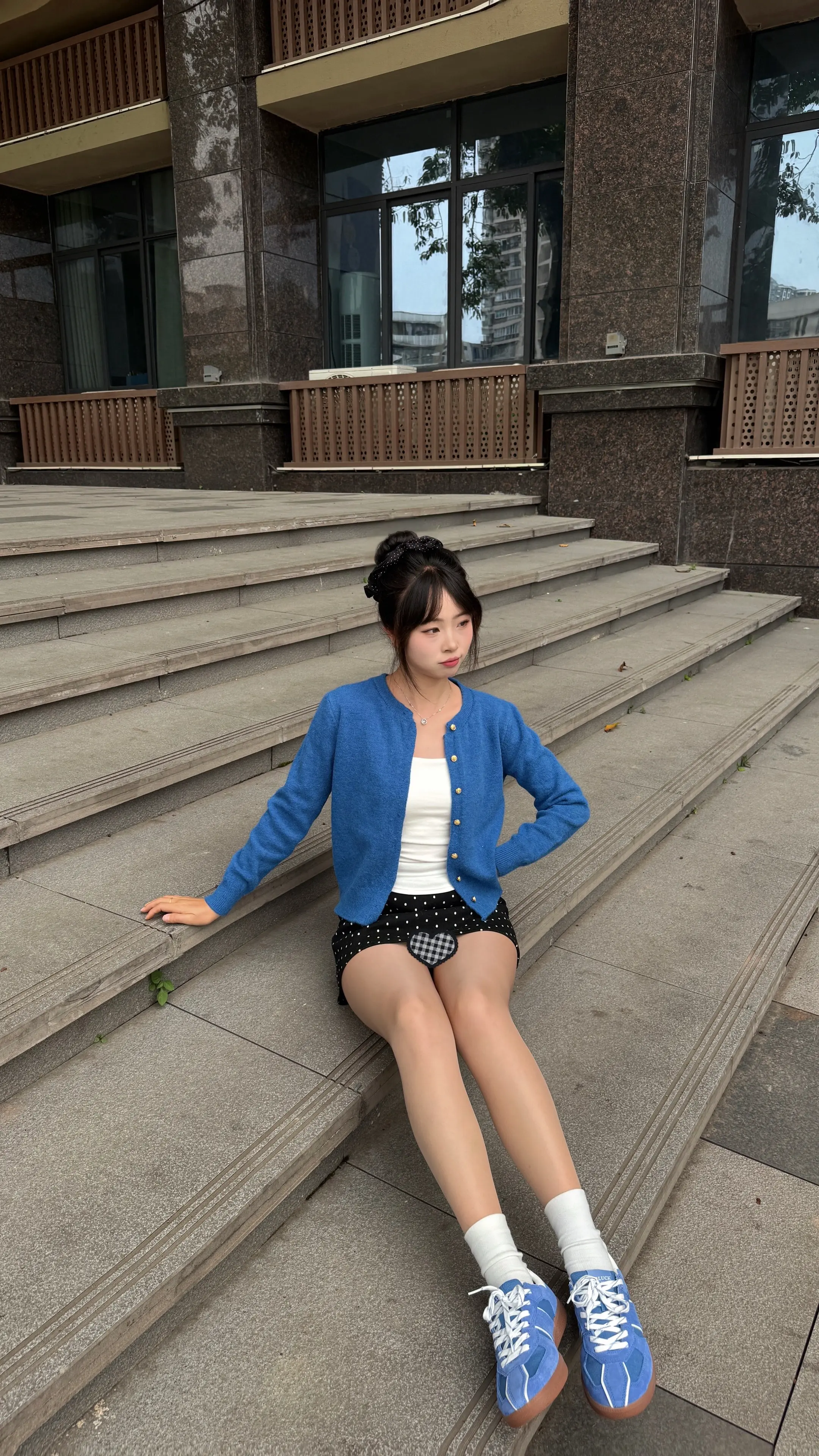 幸福的门太窄 我爬窗进来的