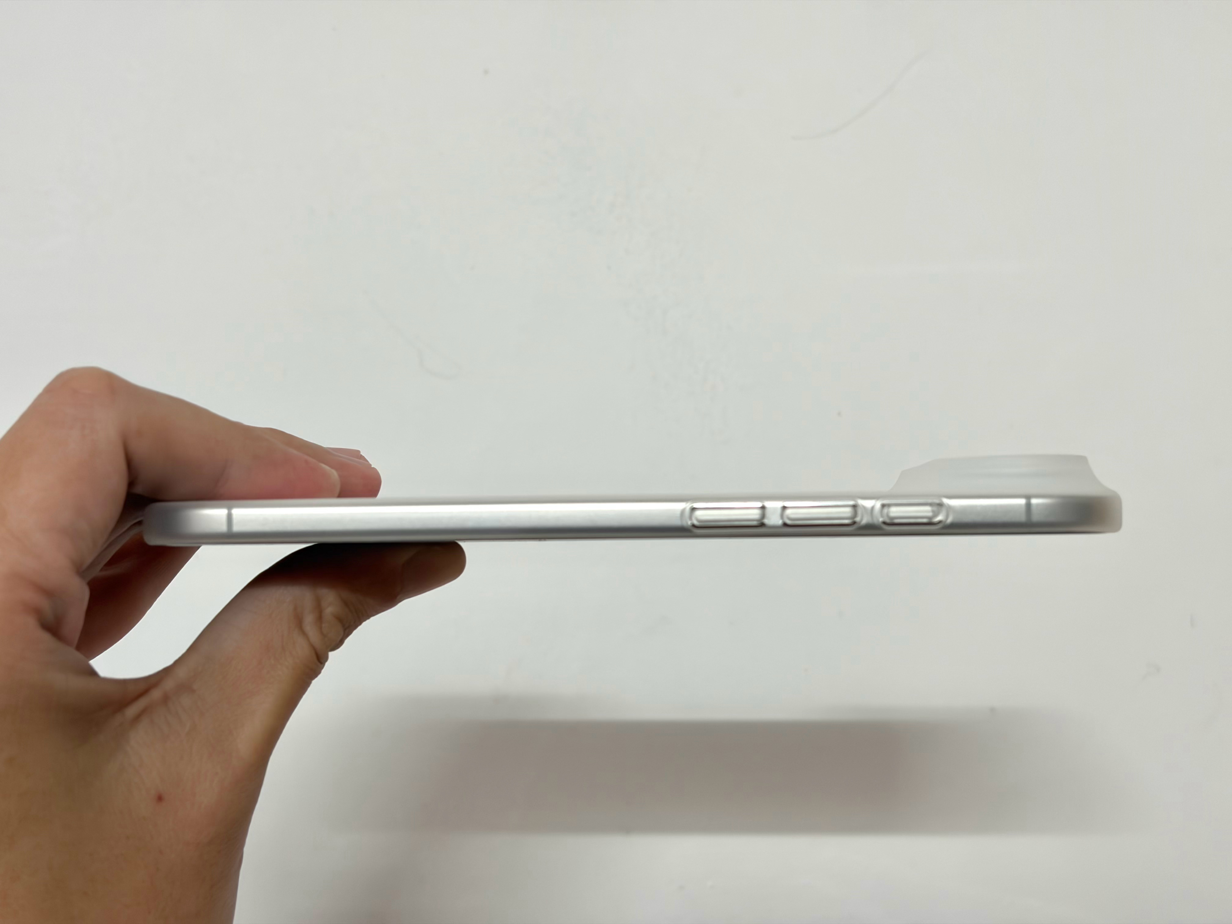 iPhone Air要么就别戴壳，要戴就得戴这种超薄的壳，完全不影响手感，而且还