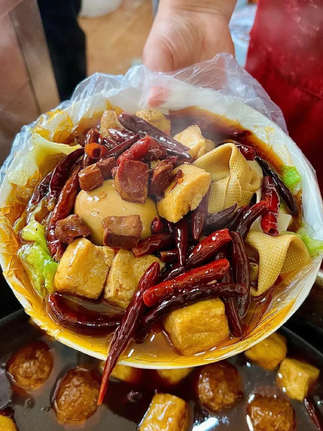 北方人都很爱吃面条
他家的板面看着太有食欲了
吃一碗辣乎乎的板面
喝一瓶冰镇啤酒
