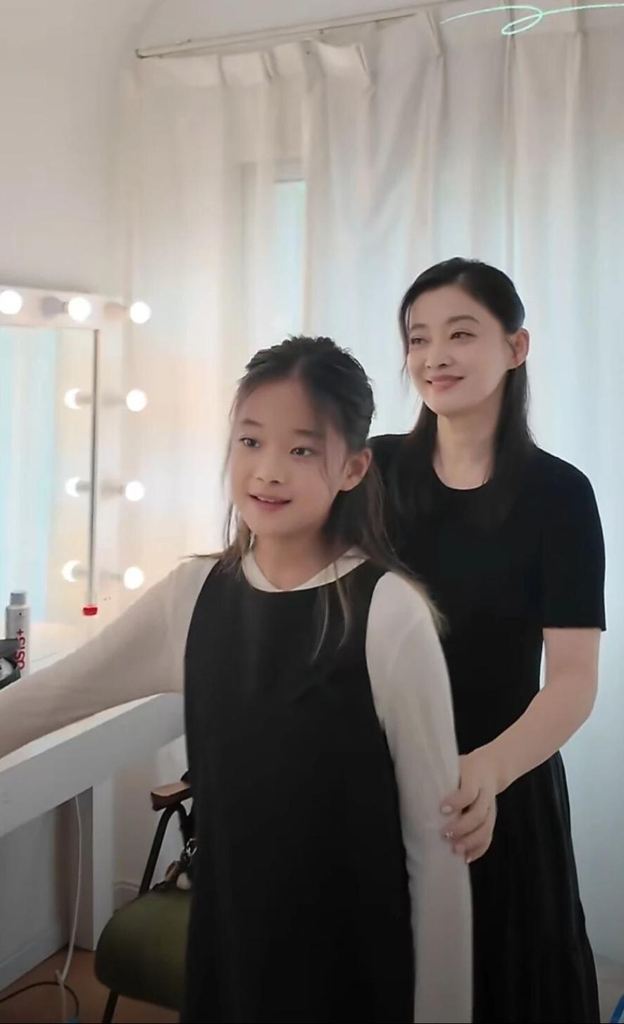 演员梅婷的女儿真是个美人胚子！她估计是整个娱乐圈，最会遗传的星二代了吧，简直就是