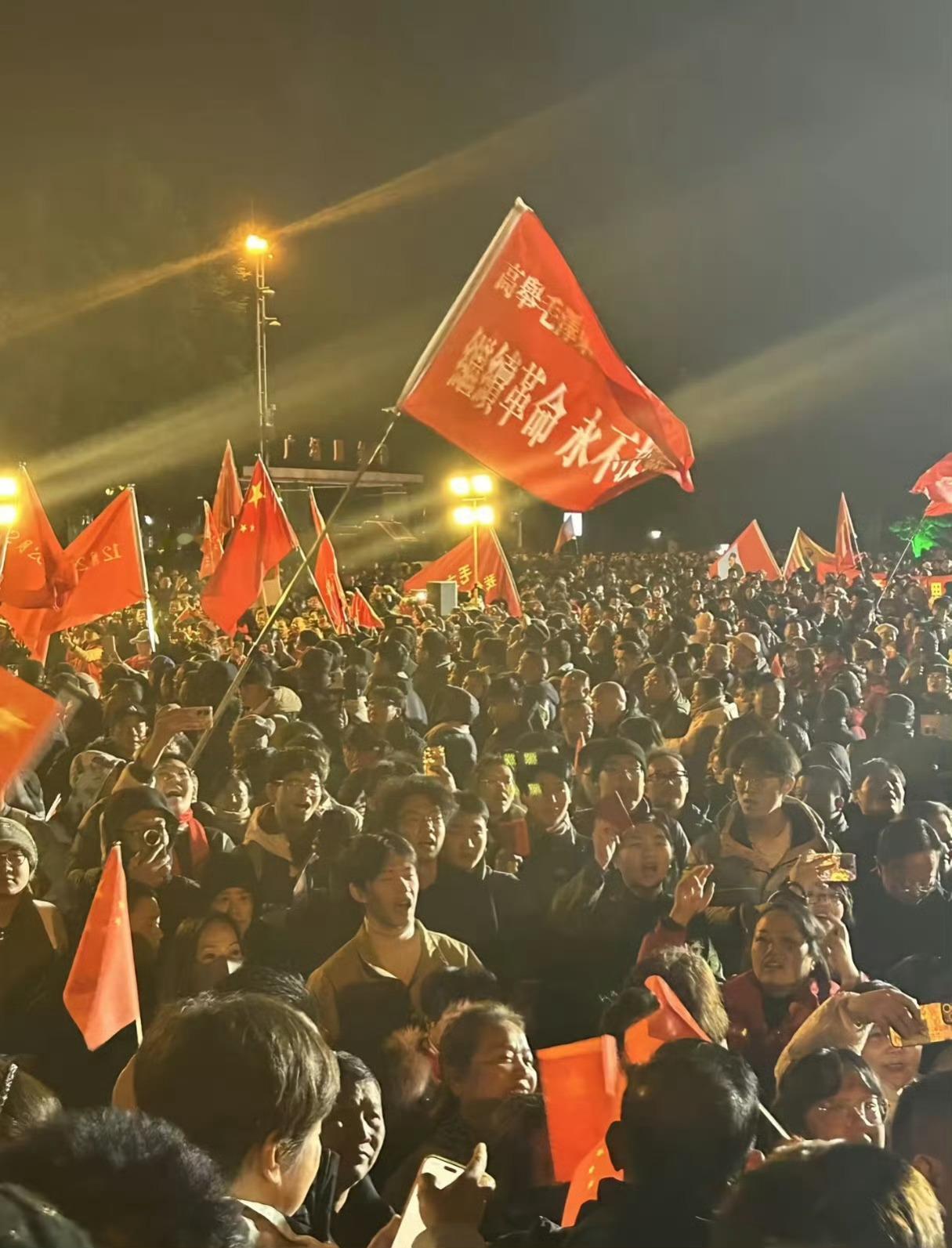 周大福牛马吊坠被指阴阳打工人年轻人集体左转，这是历史的必然。被现实教育后，大家才