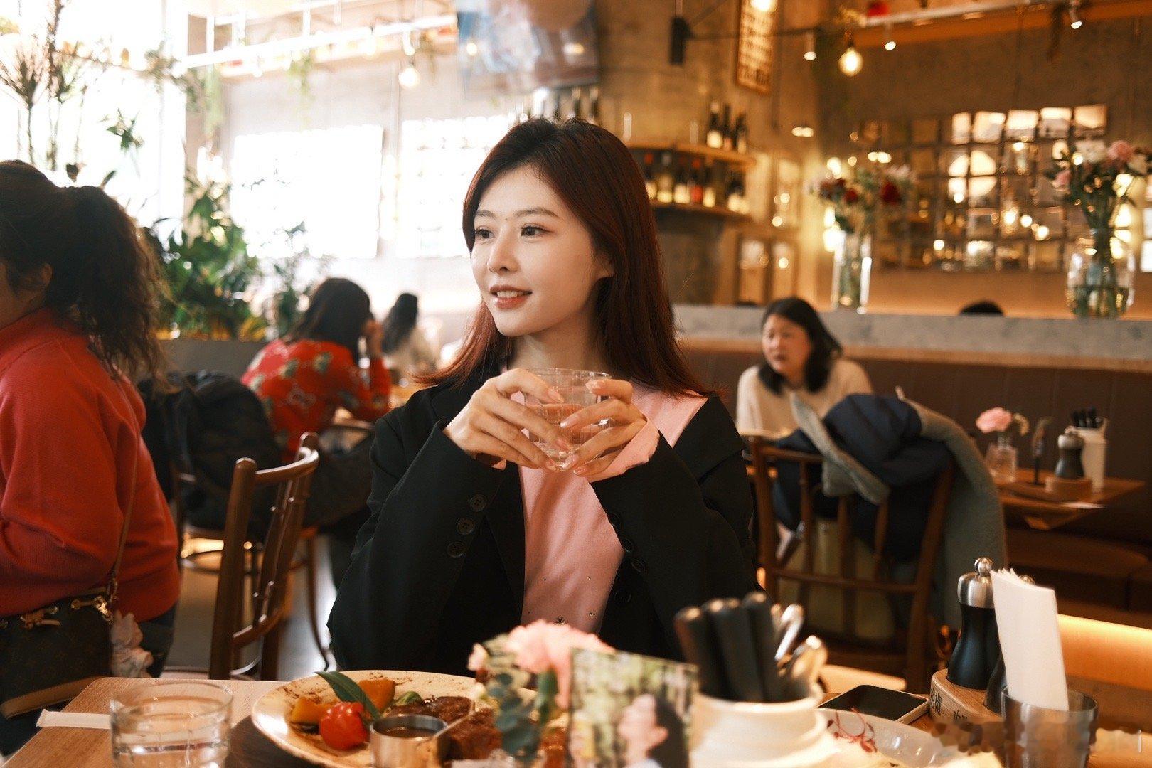 和漂亮朋友吃漂亮饭[送花花] ​​​