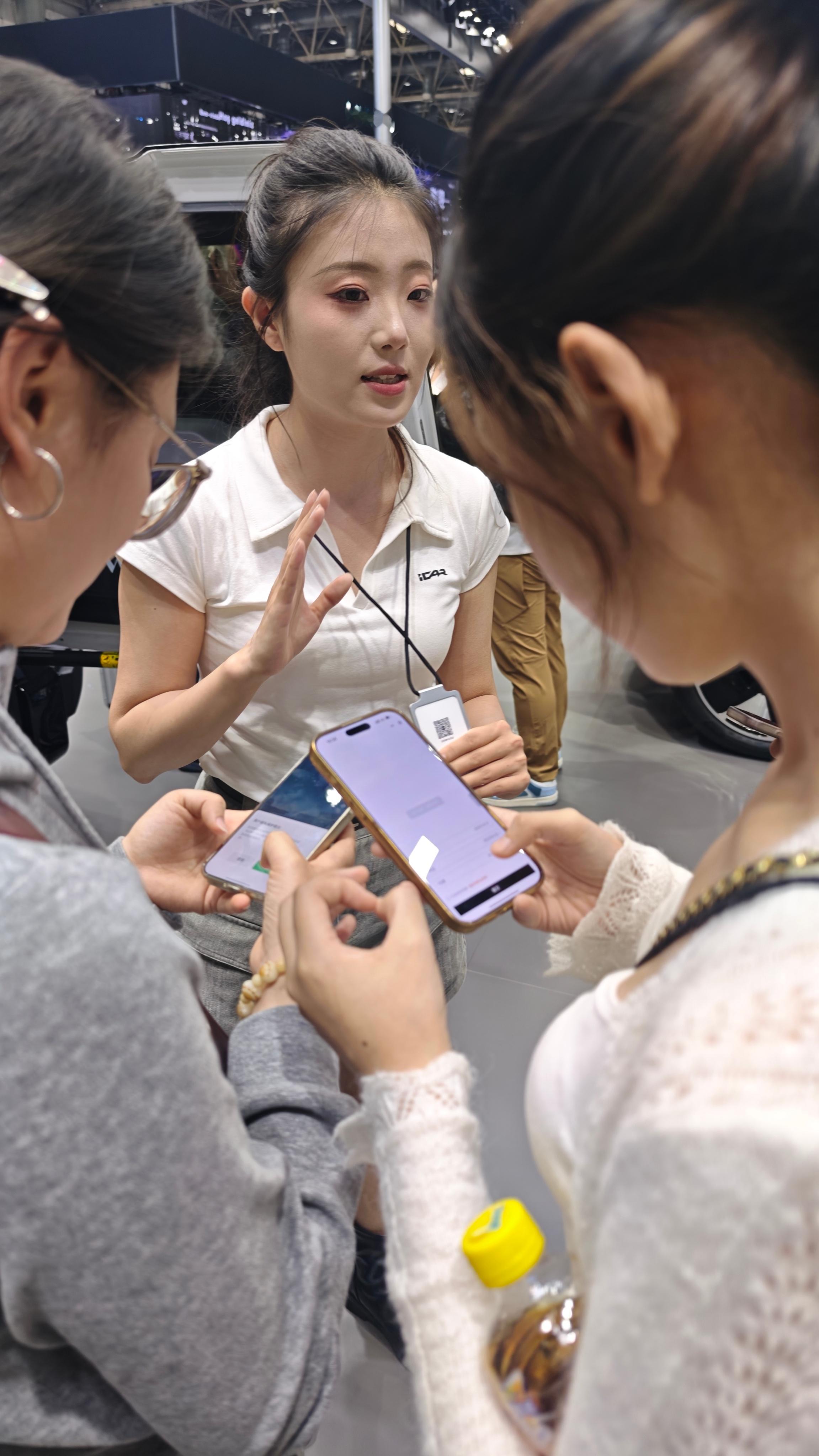 北京车展现场，一道别样的风景线引发大家围观，既不是超跑，也不是车模、而是一群00