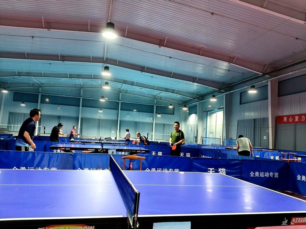 在球馆当了俩小时陪练，太爽了！

今天碰上两个熟人球友，水平比我差点，打起来那叫