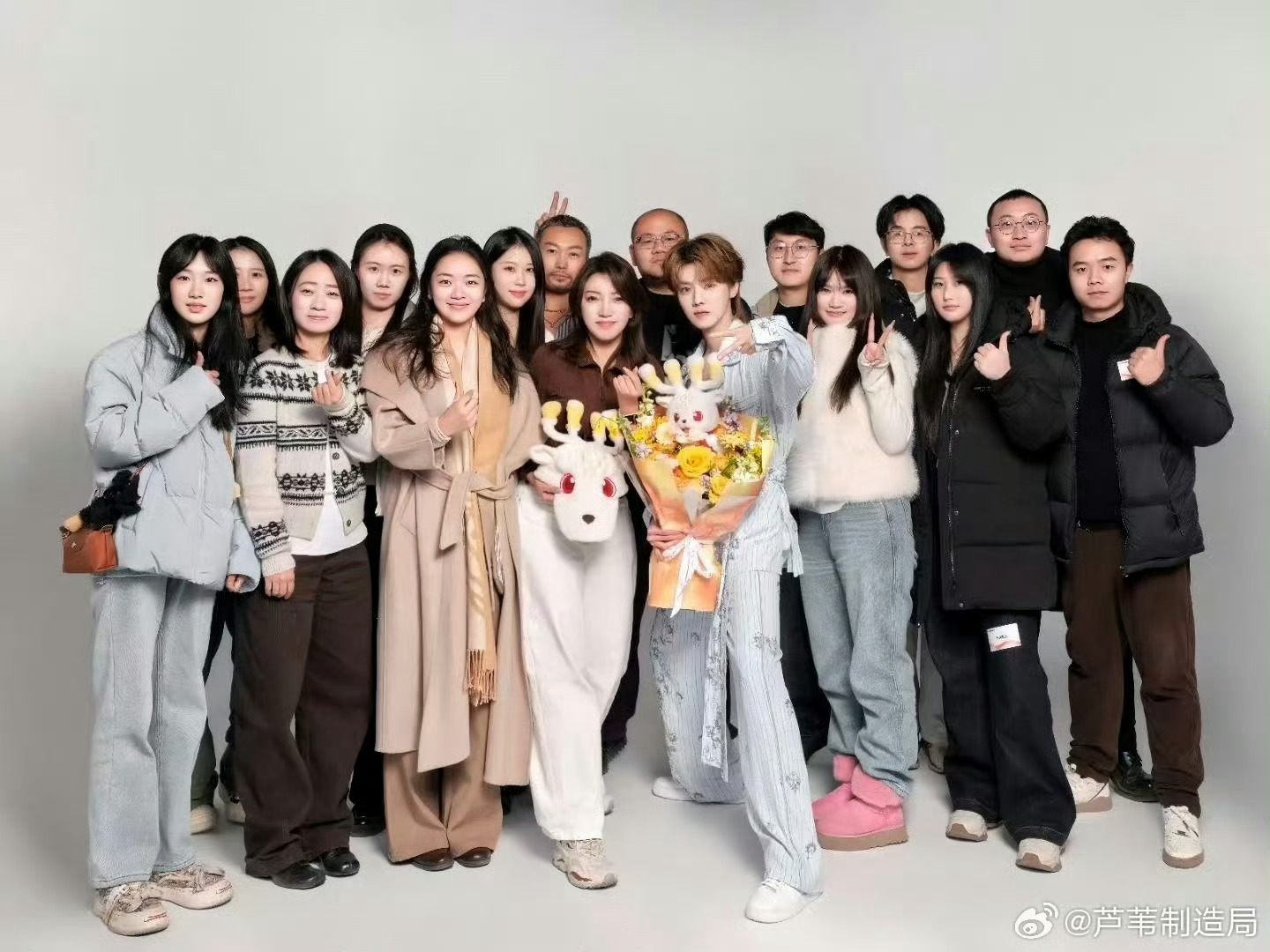 鹿晗在一众人当中怎么帅成这样