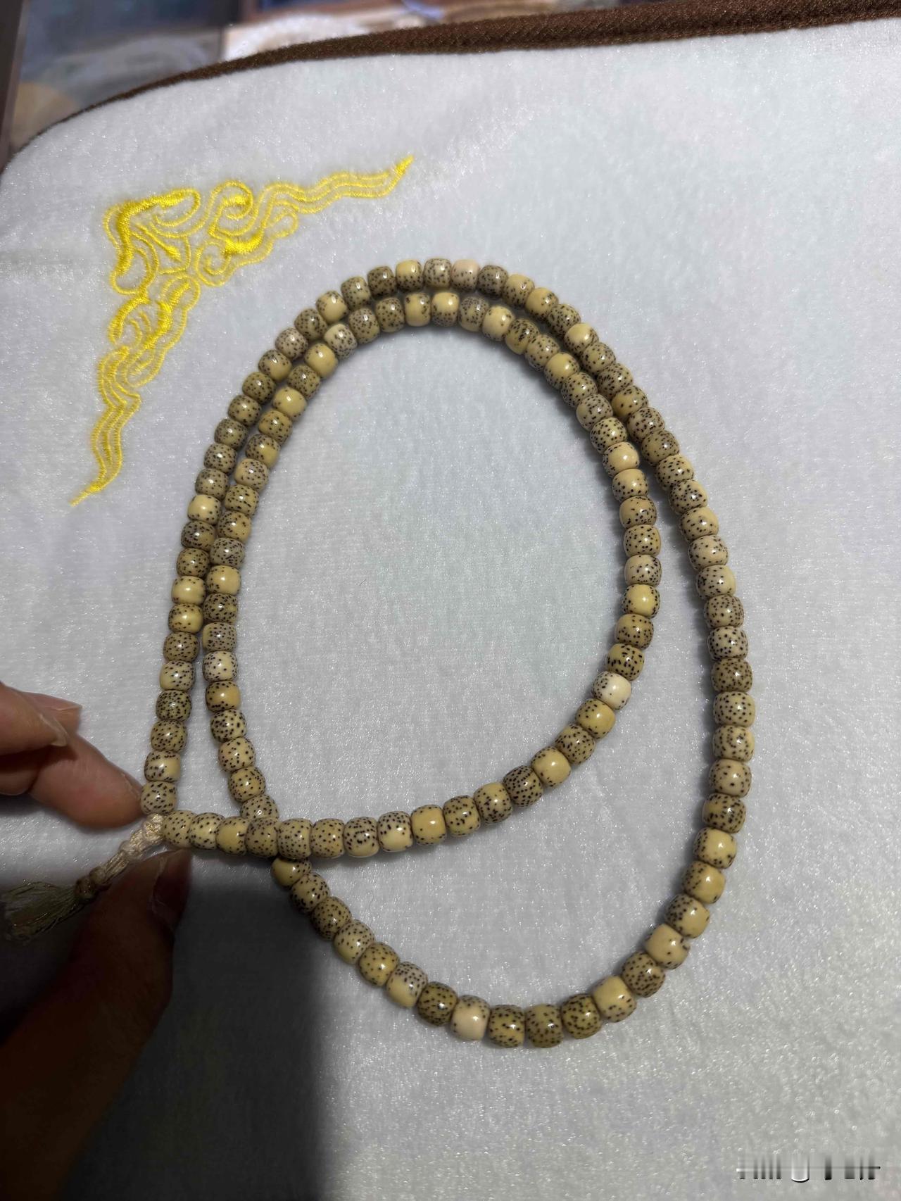 有懂行的大哥大姐帮忙看看嘛
老板跟我说这个料子非常好已经打好底了
玩出来非常漂亮