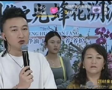 小乡村的故事！
    今天 王金刚和二子都在直播间里。二子 来到直播间受到了，