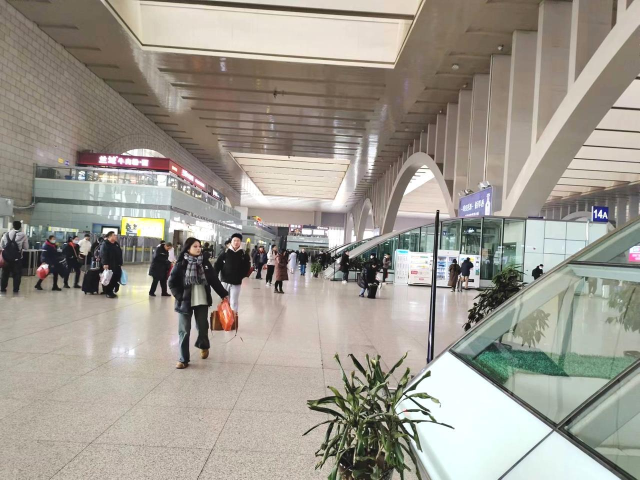 男女相亲如何防止被骗？

'男女相亲防骗有门道。网上相亲时，别轻信对方资料里的身