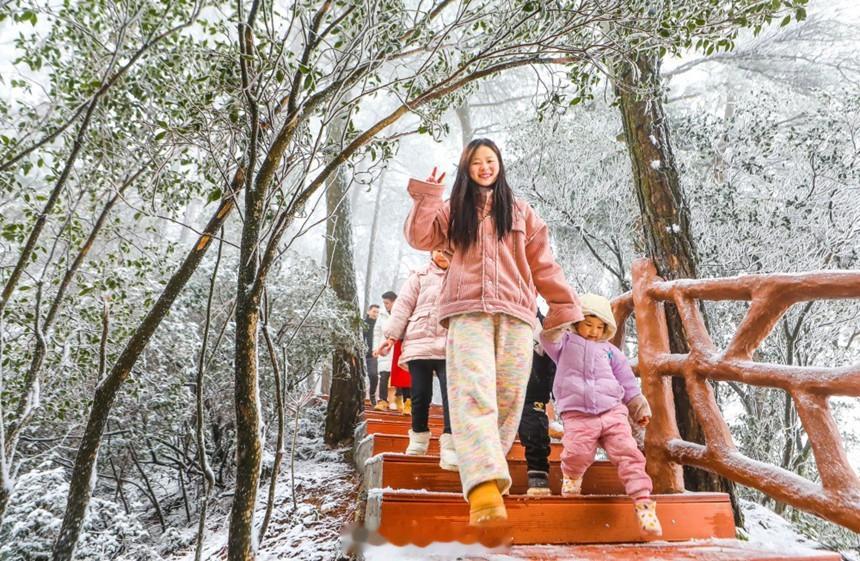 #重庆人的雪中趣味#【重庆下雪了！一起“趣”看雪】受今年首场寒潮影响，1月20日