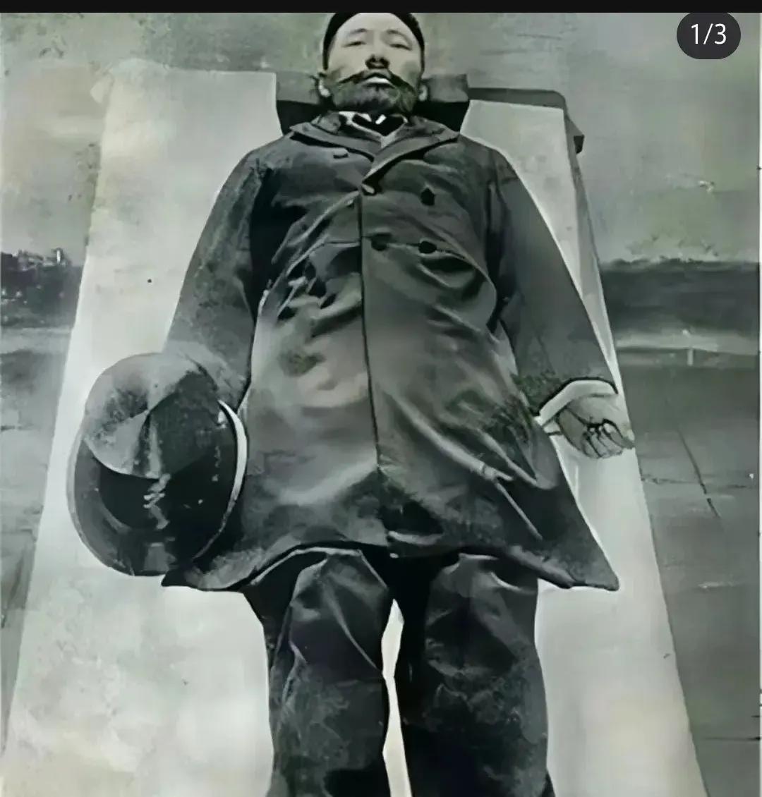 1914年，范鸿仙留下了最后的遗容。从镜头中我们可以看到，他穿着西装，躺在一块木