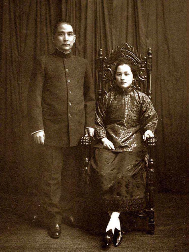1925年，孙中山临终前，安慰妻子宋庆龄说：“Darling，你不用伤心，我所有