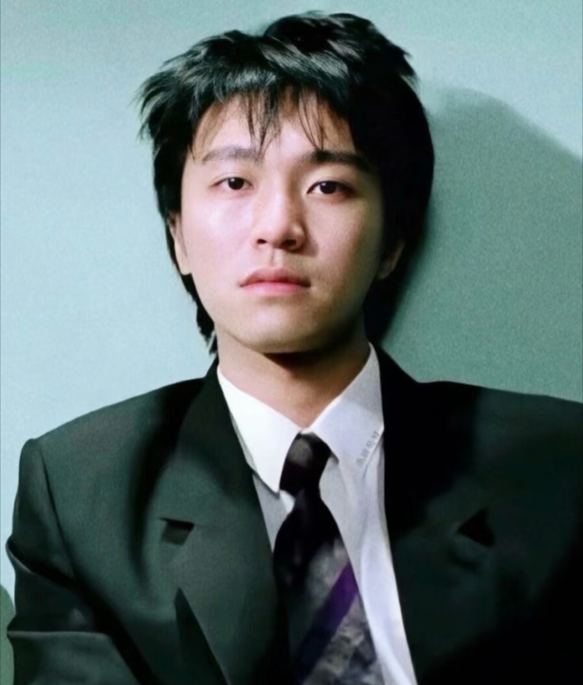 戏里戏外都故事感满满的星爷很极致的木型人自带清雅忧郁气质顶级木型创造力强，思维发