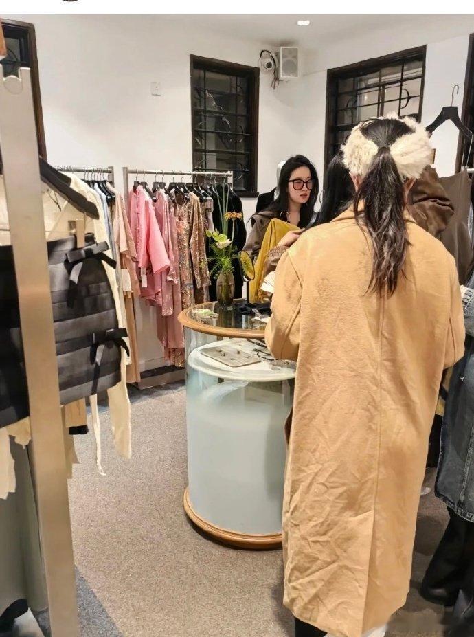 刘亦菲买了34件衣服  刘亦菲逛街买了34件衣服  原来仙女的衣橱更新是按 34