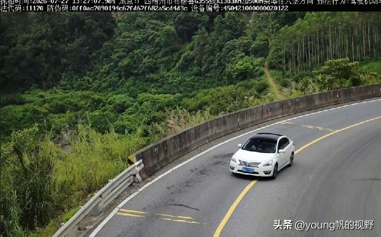 有外地车主在在广西梧州苍梧县的355国道上，因为在山区弯道路段行驶时，压了中间的