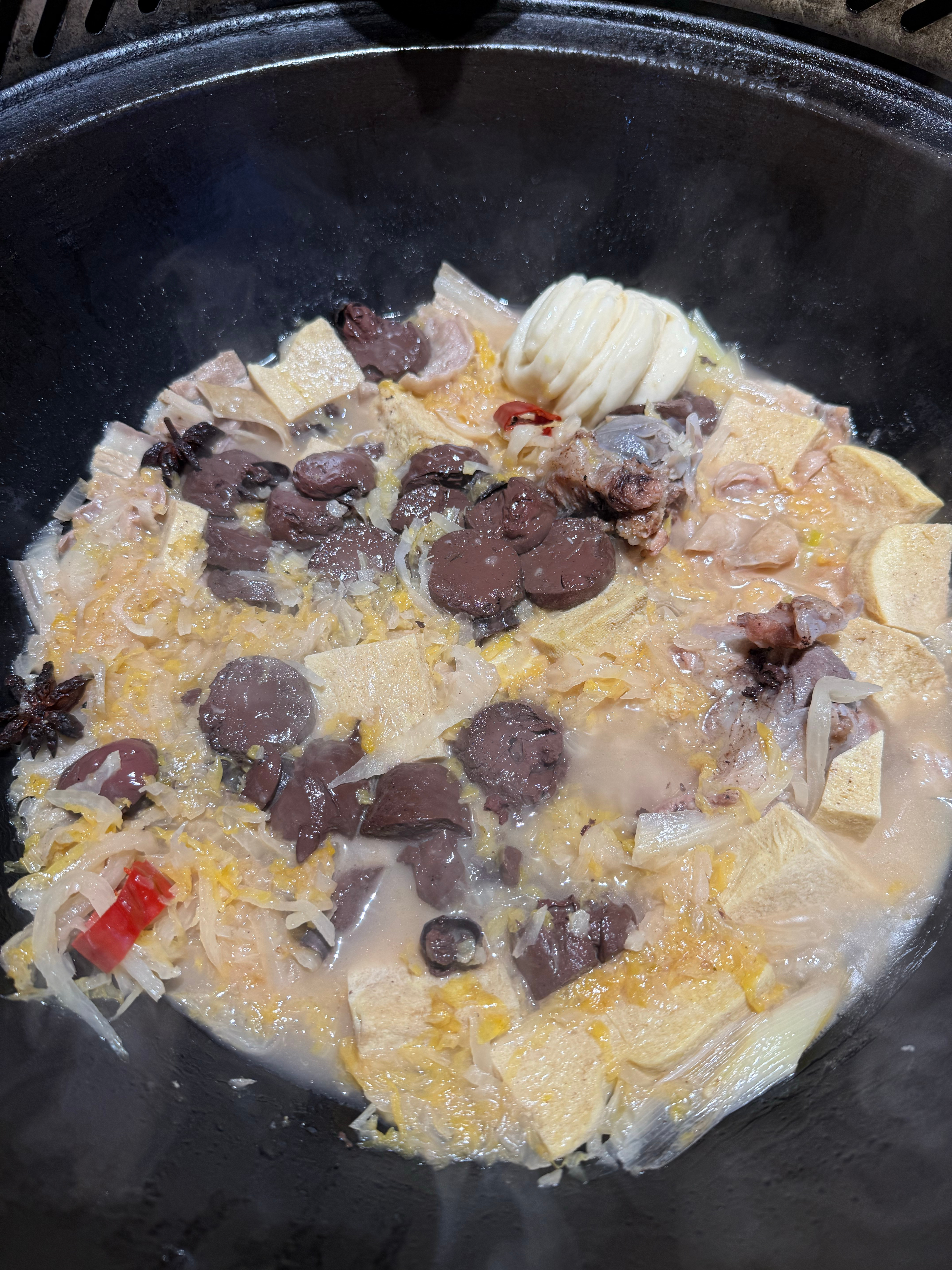 苹果牛[超话]  夜宵东北杀猪菜，确实好吃～ ​​​