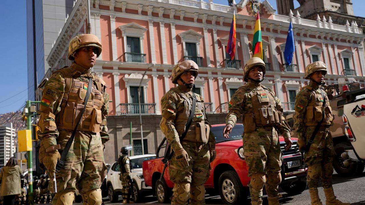 组图：周三，玻利维亚士兵使用一辆装甲运兵车闯入总统府；在砸碎巨大的木门后，全副武