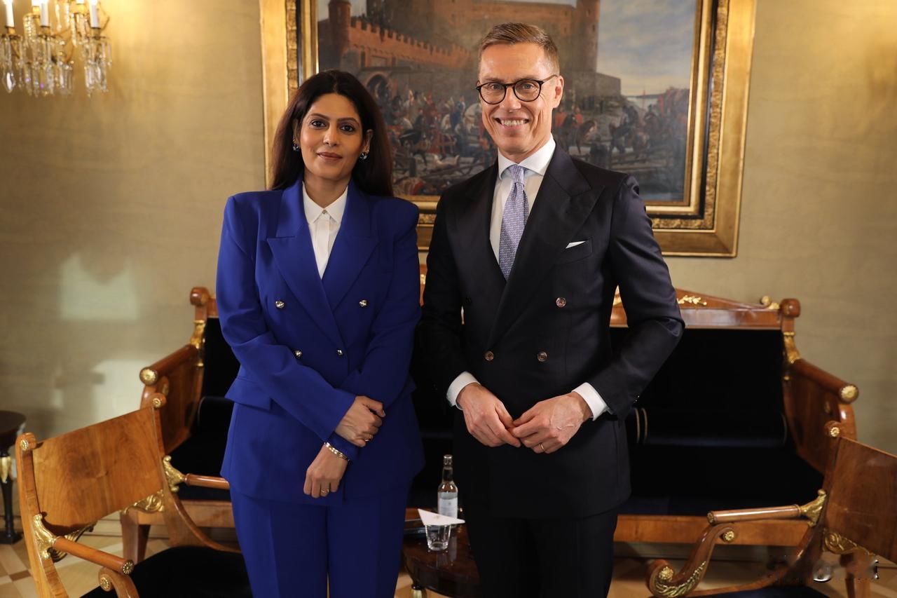 芬兰总统接受“甲亢姐”采访时，大吹印度彩虹屁。

芬兰总统斯图布在接受印度“甲亢