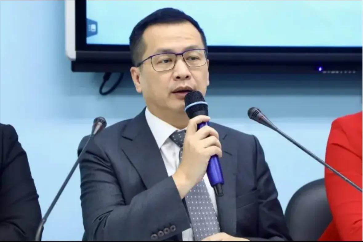 南台湾风向变了……
16日，国民党立委罗智强在《新聞大白話》节目中透露，台南、高