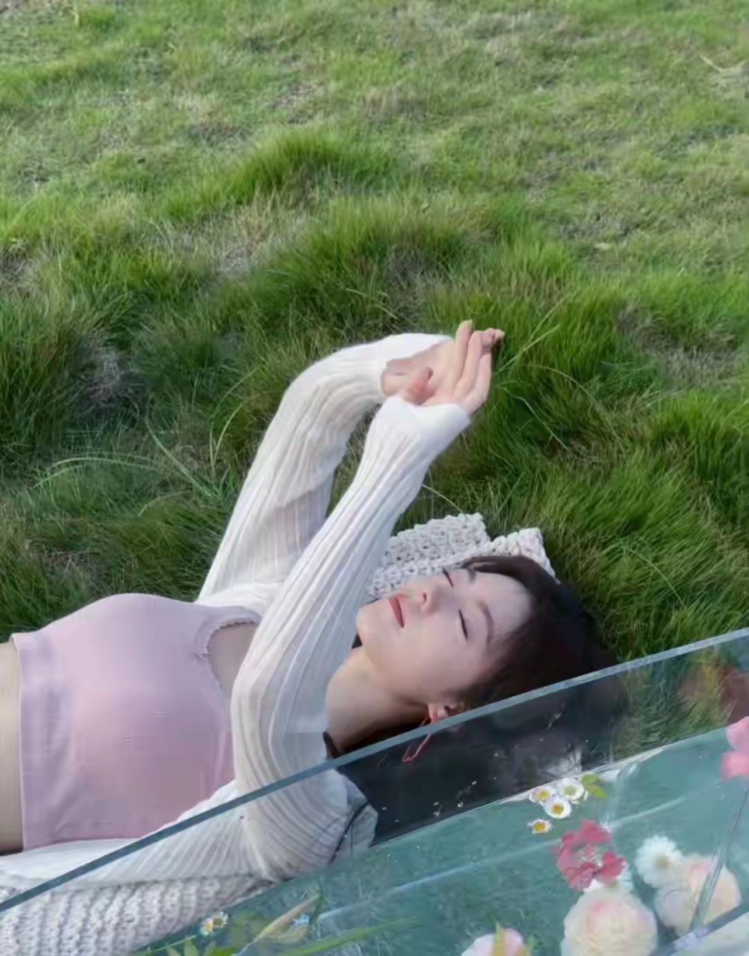 赵今麦真的越长越有韵味，气质和身材都很出众，完全不是印象里的小女孩了。 