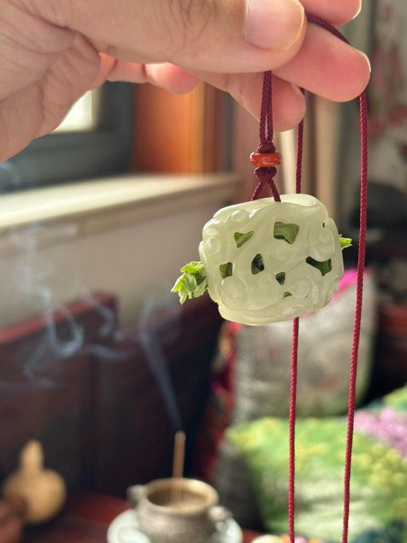 在过往我写的小说里，探讨的是能否爱上彼此所有的漏洞。爱情像一座危楼，我们不停的往