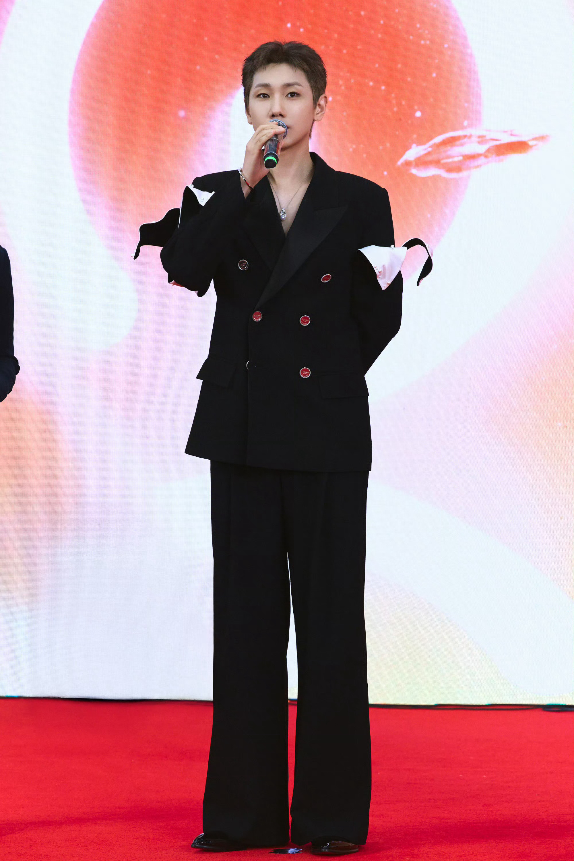 汪苏泷怎么又像画又像花的vocal！东方风云榜真的吃的太好了！这个汪苏泷走过来怎