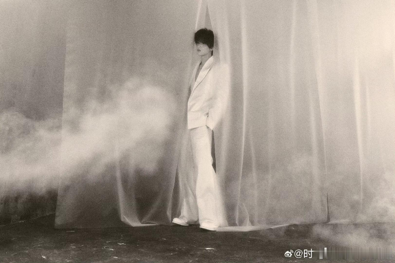 严浩翔白色深v西装 严浩翔白西装胸口戴花 严浩翔这套氛围感大片直接封神，一身白色