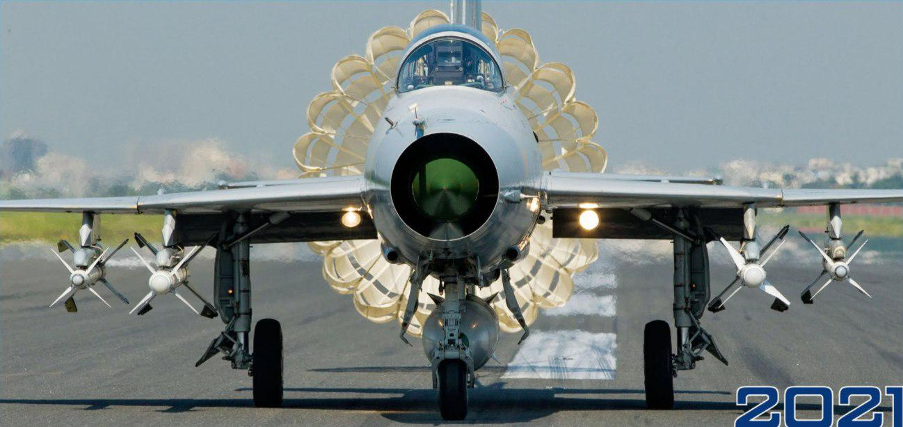 每天认识一件兵器  孟加拉国空军F7BGI搭载2枚PL-5EII和2枚PL-9近