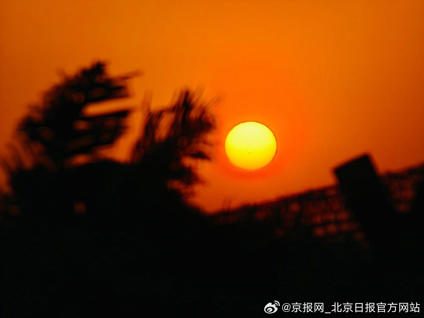 【绯红！#北京落日金黄唱片#】#北京晚霞给生活加颗糖# 12月6日傍晚，北京天空