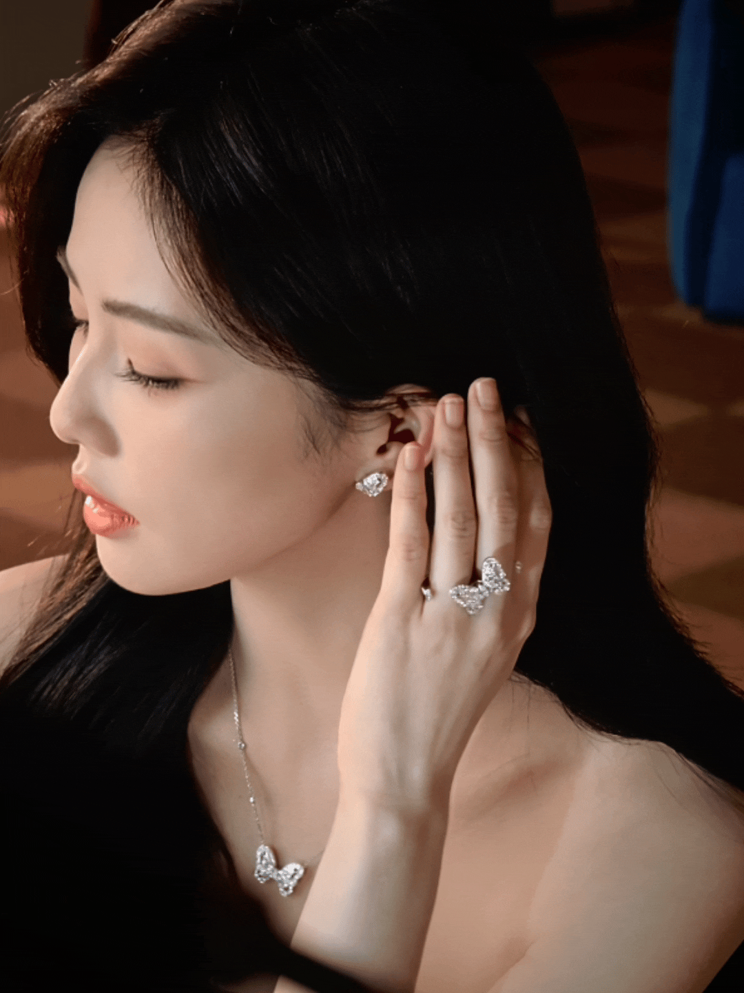 白鹿的身上带着“静而有力”的气质，像午后窗边的柔光，温柔又有故事感。现在的她，向