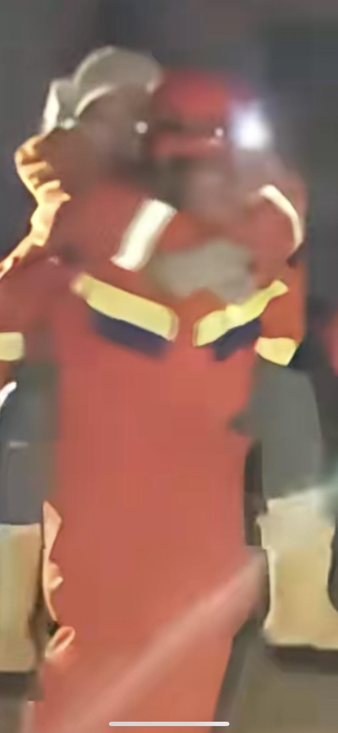 4月21日北京东灵山，河北30岁女子自驾到京爬东灵山，下山崴脚 两名热心男子搀扶