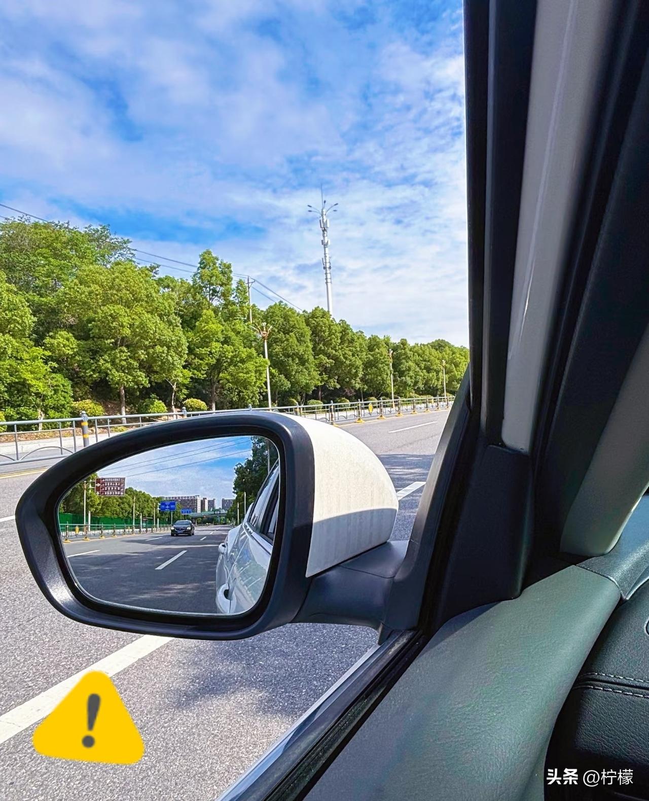 女领导晚上回家，突然被两个男人架上了车。

其中一个男的威胁说：“老实点，我们是