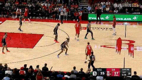 火箭当家球星杜兰特真是太猖狂了！在今天进行的火箭和篮网的比赛中，当时比赛进行到了