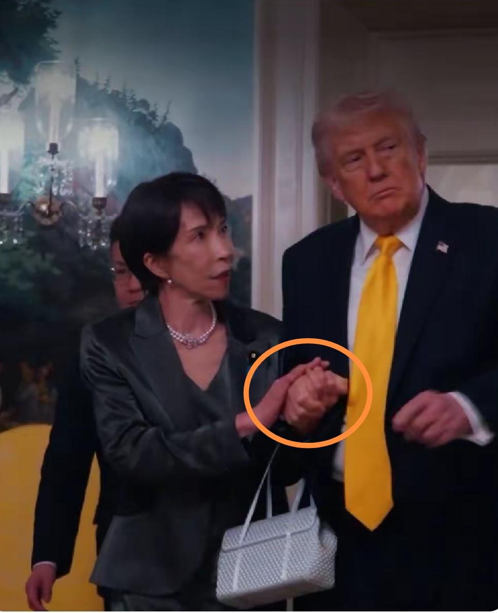 紧握双手
含情脉脉
深情演绎
爱情外交
果然是一对……