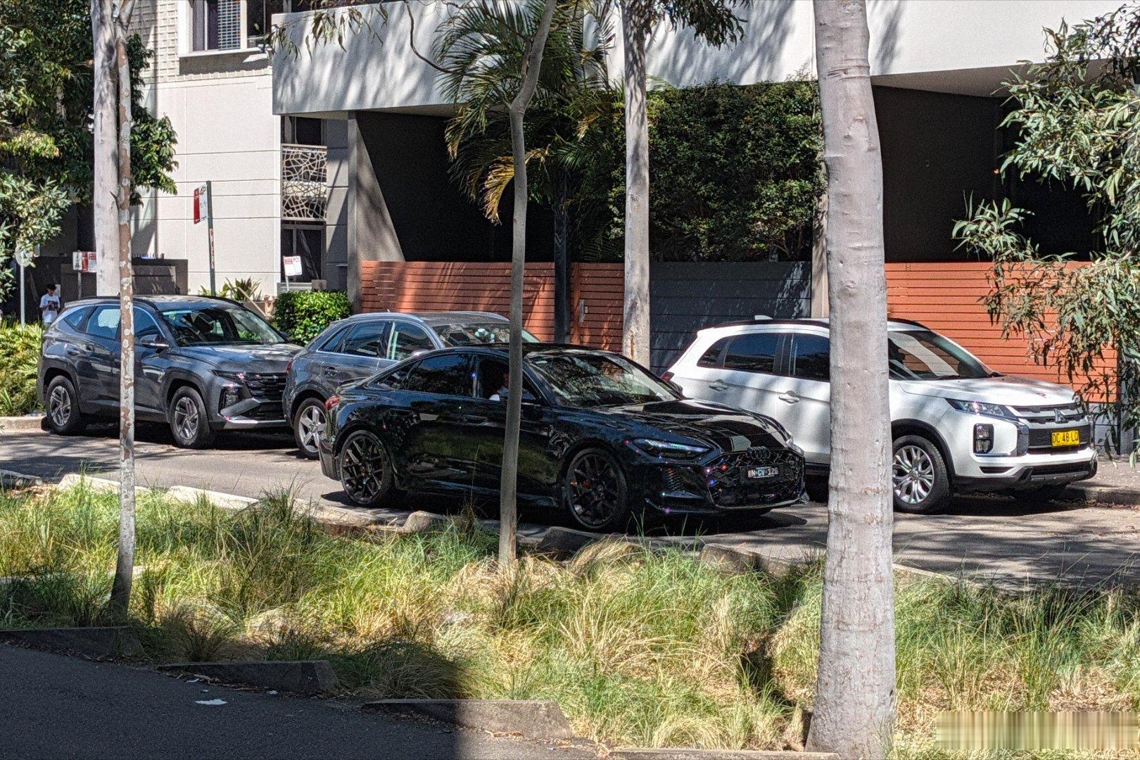 奥迪新款 RS5 到悉尼了，是真的帅啊。去店里问了只有这一台轿车版现车，然后给我