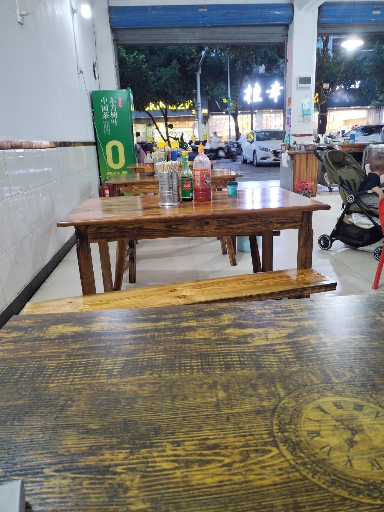 仅仅一家小店，一家八口人，便能实现人均存款十几万，人均可支配收入几十万。尽管店铺