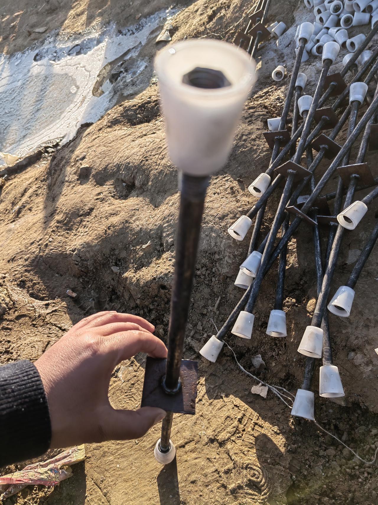 这么冷的天，零下10度还在支模板不得不佩服四川干活的这股冲劲，但是我仔细看这些止