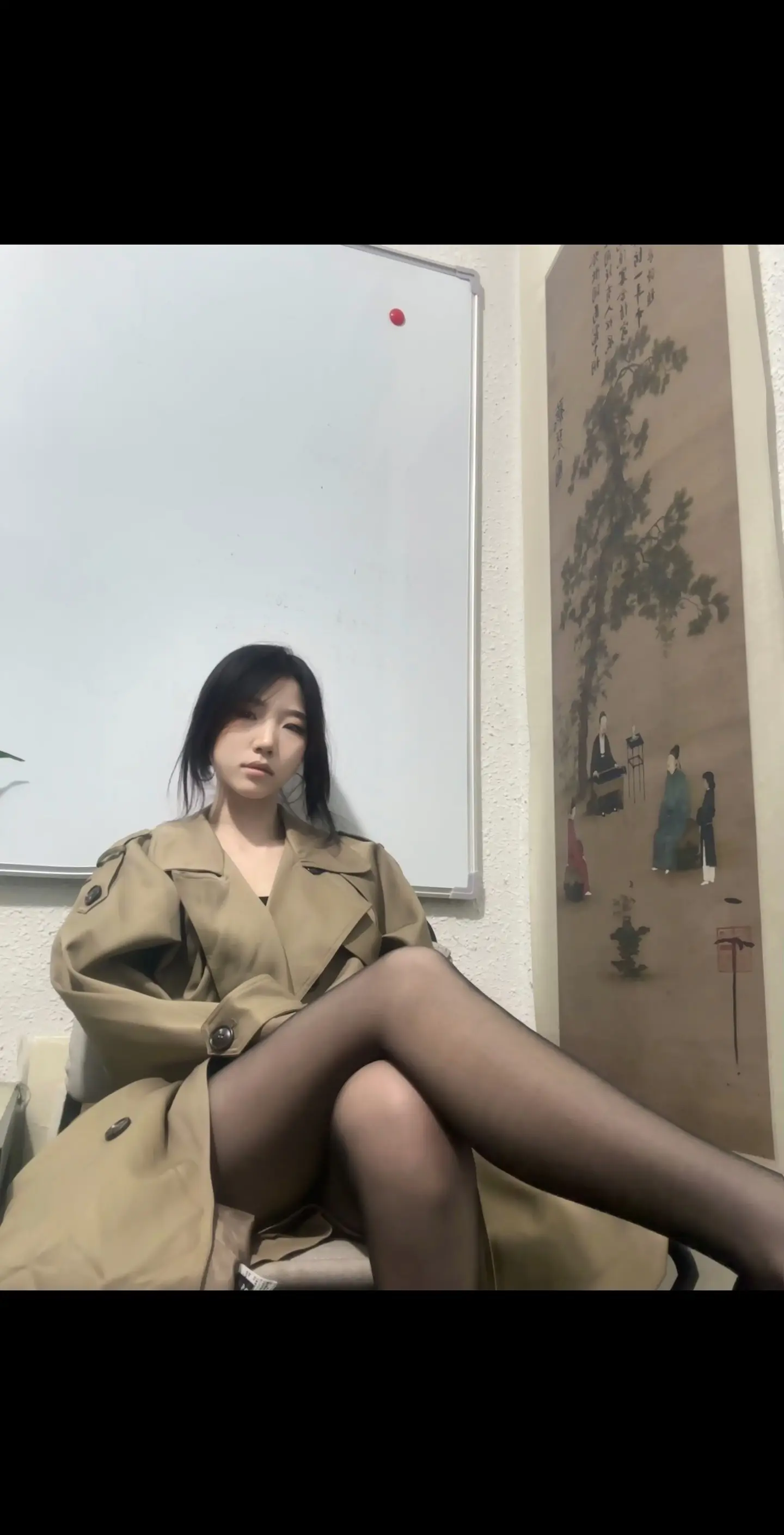 下辈子我要当个蟑螂 至少这样有人为我尖叫