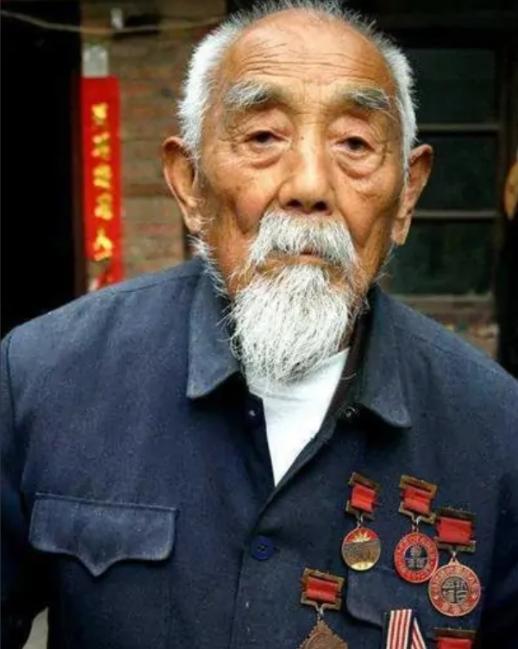 1937年，在淞沪会战中，一名十七岁的战士杀红了眼，没有子弹的情况下，手提4公斤
