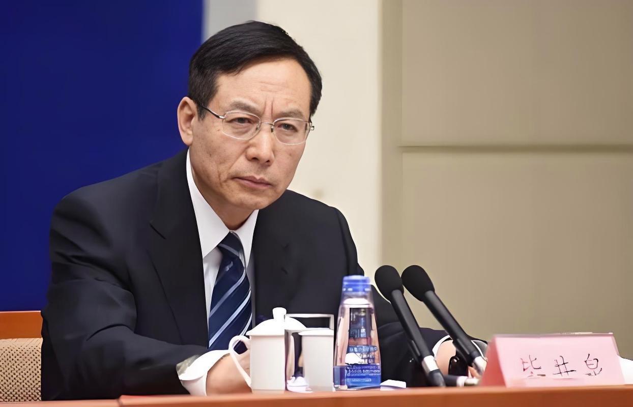 黑土地上走出的少年，曾在物价与发改系统的案头，推演经济的脉络；曾以雷霆手段，为医