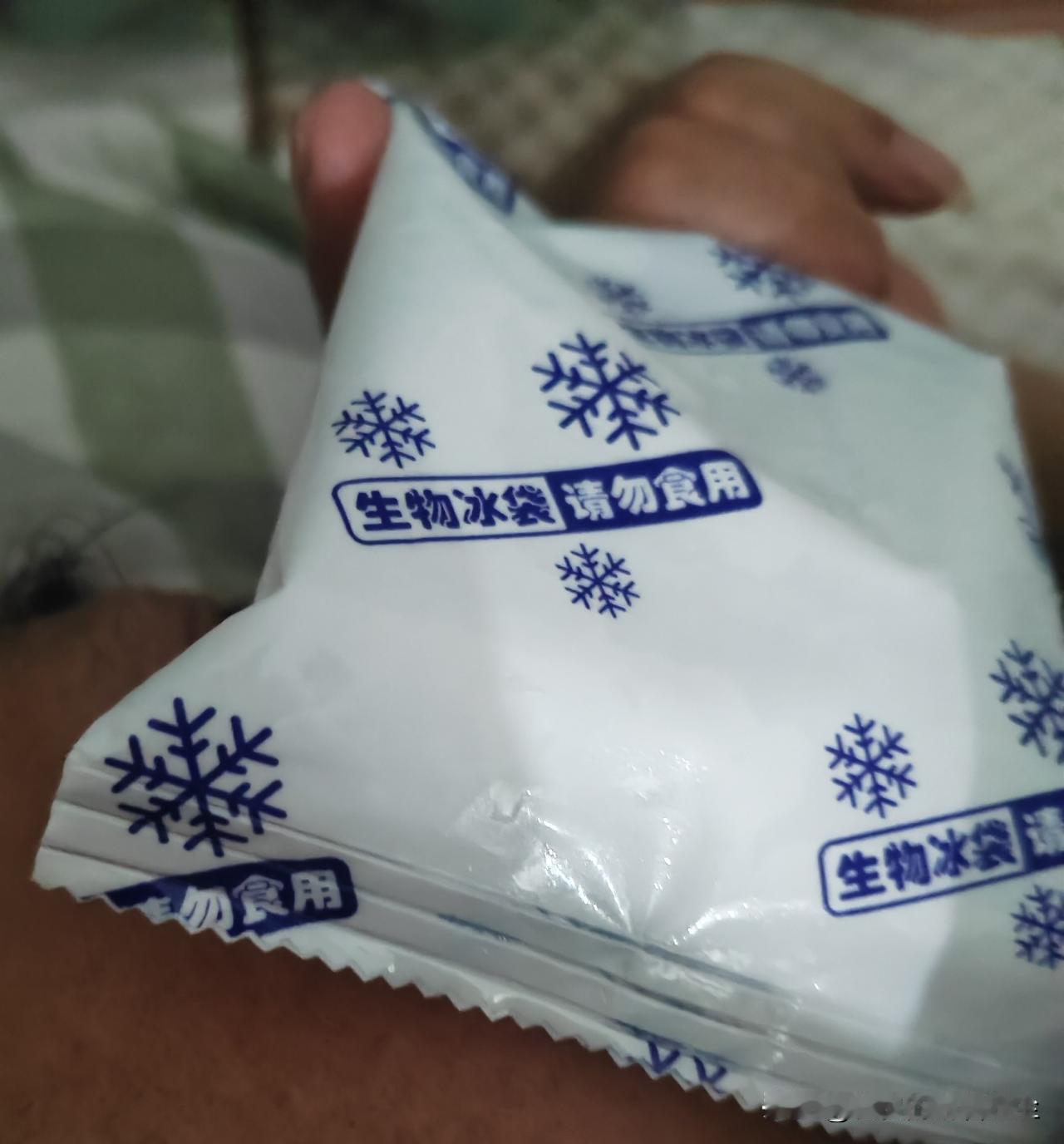 看着牙疼的在床上打滚，不断发出呻吟声的老公，我打心底的心疼。

此刻，劳累一天的