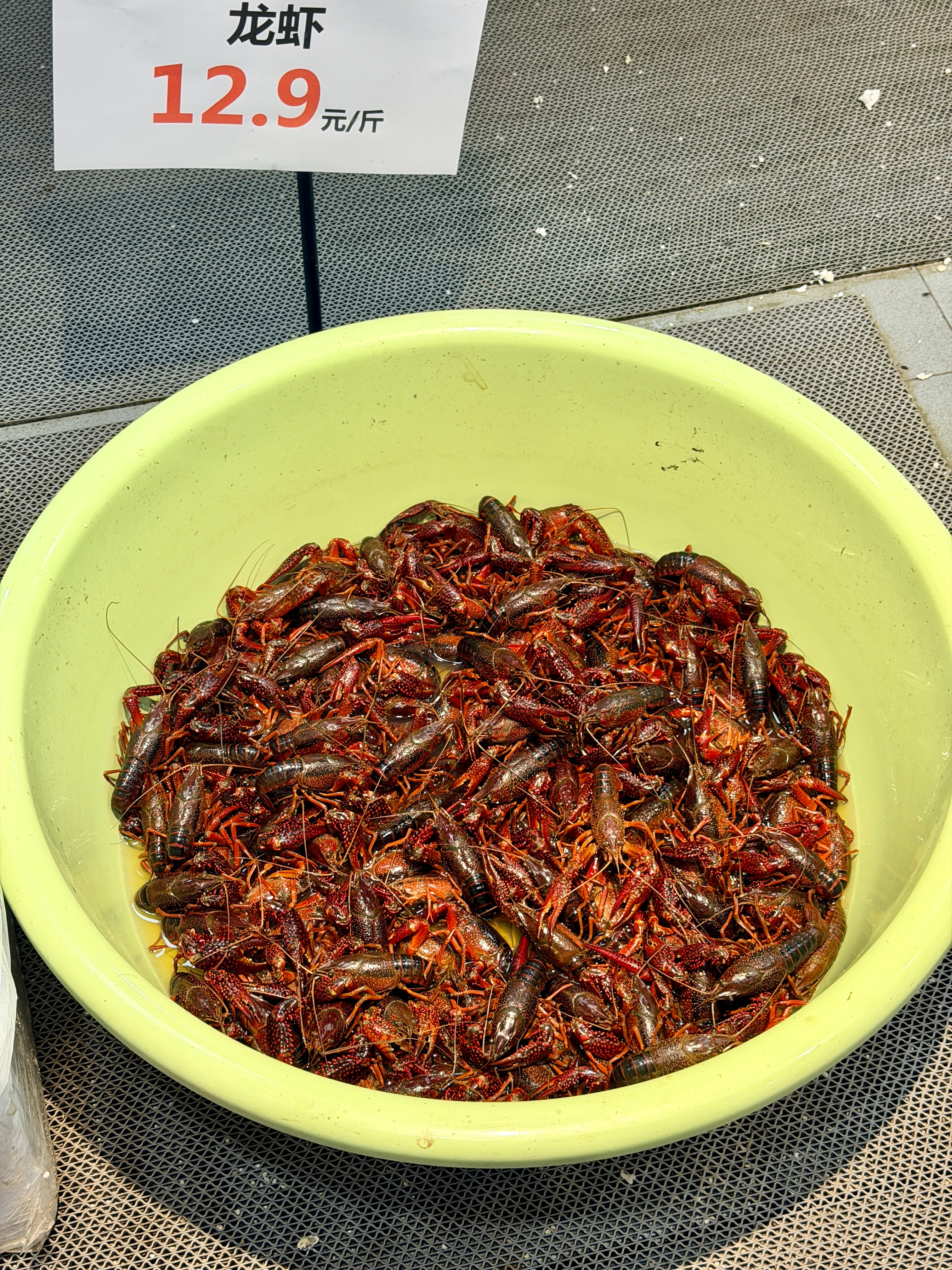 长沙今年的第一顿小龙虾吃了吗 史上最低价的小龙虾，456钱的小龙虾只有个位数的价