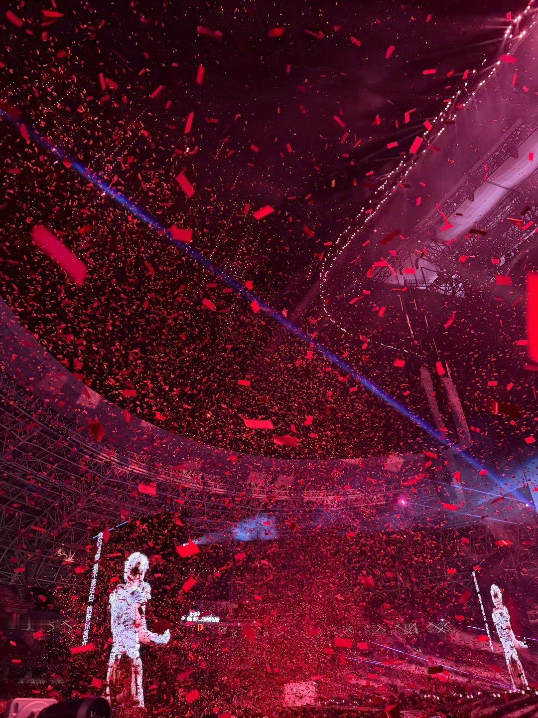 薛之谦太原无人机薛之谦太原演唱会无人机薛之谦太原演唱会有无人机哎还是实时配合歌词