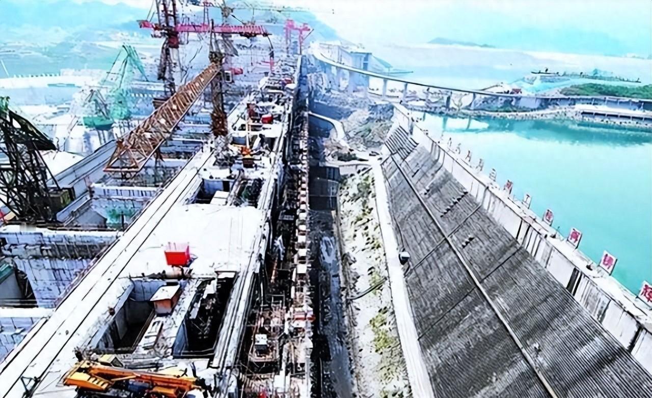 三峡大坝22年没亏钱，账本早翻篇了，它到底值不值？
2025年8月，三峡累计发电