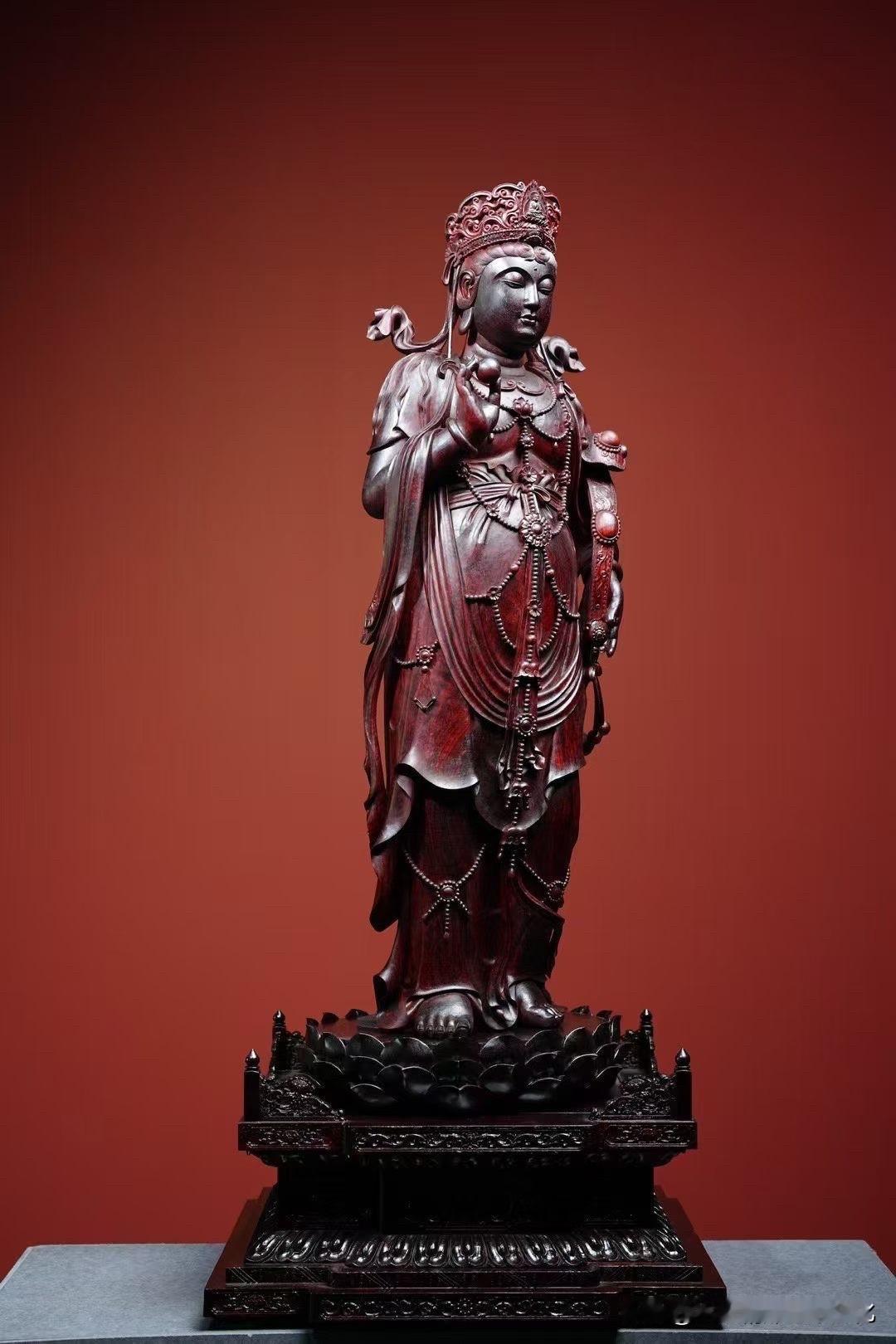 有些器物，不靠“亮”，靠“压得住”。

这尊小叶紫檀如意观音，色泽沉静，光不外放